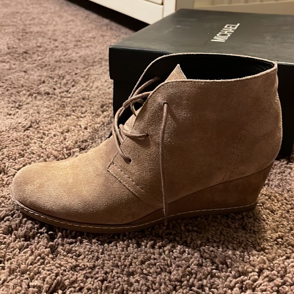 EUC Size 7 Women’s by Michael Shannon Rebeka Taupe Lace Up Wedge Bootie - Picture 10 of 15